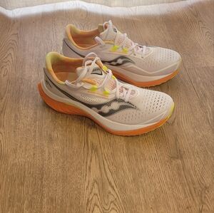 Men’s Endorphin speed 4 Size 10.5 - Almost New